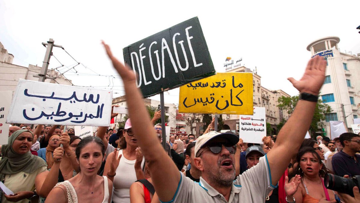 France24_fr's tweet photo. Près de 2 500 manifestants à Tunis, cinq ans après le coup de force du président Kaïs Saïed
➡️ https://t.co/oS1bPsCFUY https://t.co/M6uo4SoQaI