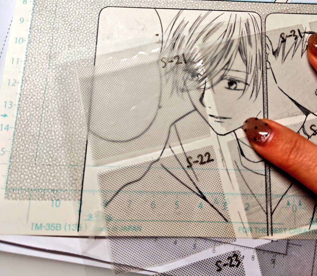 namidausagi's tweet photo. アナログ原稿でトーン選ぶ時。透明なフィルムにいろんなトーン小さく貼ったものを使ってます　#アナログイラスト https://t.co/5dJQQPwgXS