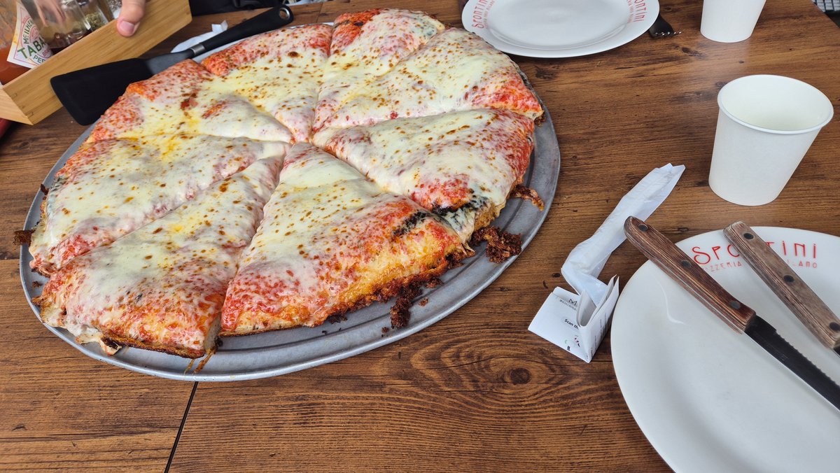 JGarca912's tweet photo. Pedimos una pizza entera entre 2 y todos los japoneses nos miran porque los tipos comen de a una porción por cabeza https://t.co/SM5sz5R6S8