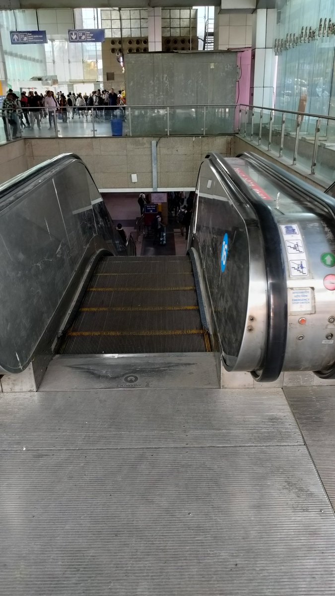 devtripathi04's tweet photo. This escalator at New Delhi Metro is non-functional since last 2 months.
Twice I have travelled to NDMS via Metro and both time I found it shut. Kindly see what is the issue!! 
@OfficialDMRC @LtGovDelhi @delhi https://t.co/20gQQ8KkHS