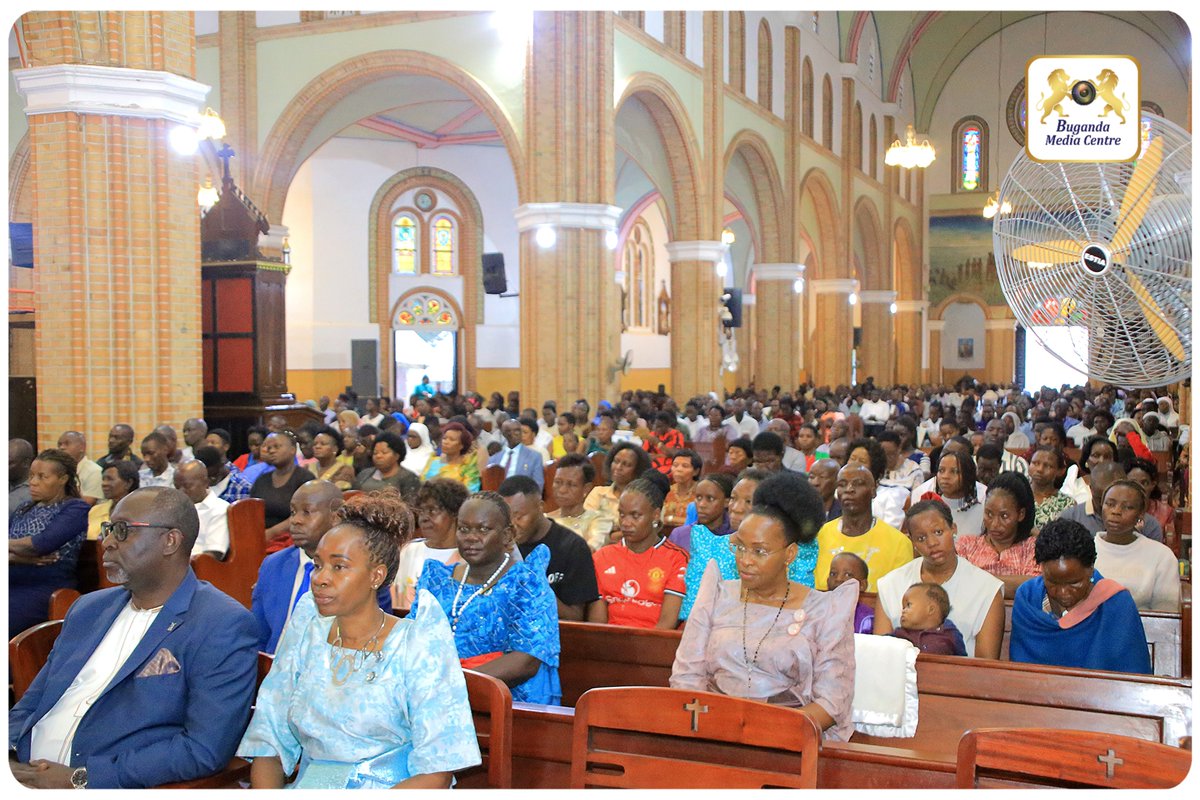 BugandaKingdom_'s tweet photo. Abakristo mu Lutikko e Lubaga basabidde Ssaabasajja Kabaka n'okwebaza Katonda olw'omukutuusa ku kujjukira Amatikkira ge omulundi ogwa 33.

Omumyuka Owookubiri owa Katikkiro era Omuwanika wa Buganda Owek. PDG. Robert Waggwa Nsibirwa y'atuusizza obubaka bwa Katikkiro mu Lutikko, ate Bwanamukulu w'Ekelezia ya Lubaga Fr. Achilles Mayanja y'akulembeddemu mmisa.

Fr. Mayanja awonze obulamu bwa Kabaka eri Katonda, n'amusaba ayongere okuwa Maasomoogi amagezi okukulembera abantu be obulungi nga bwakoze ebbanga lyonna. Ono atenderezza obukulembeze bwa Kabaka Mutebi II, bw'agambye nti butumbudde ebyobulamu, ebyenjigiriza, obuyonjo okuyita mu Bulungibwansi okutuuka okulaba nga ne Gavumenti esitukiddemu n'enteekateeka endala.

Mu bubaka bwa Katikkiro obusomeddwa Owek. Nsibirwa, Katikkiro Mayiga agamba nti emyaka 33 gibadde gya kuzzaamu bantu ba Buganda maanyi, okuyita mu kutumbula obumu, enkulaakulana l, obulungi bw'obuwangwa n'okulengeza abantu ebiri mu maaso. 

Katikkiro yebazizza nnyo Nnyinimu olw'obukulembeze obw'amagezi, obwegendereza n'okwagala abantu be. Mu bubaka buno era mw'asinzidde n'asaba wabeewo okuyigiriza empisa ennungi, obuvunaanyizibwa, okwagala amaka, okukolera awamu n'okussa ekitiibwa mu bakulembeze n'abantu bonna.

Okwebaza Katonda n'okusabira Kabaka olw'okujjukira Amatikkira omulundi ogwa 33 kugenda mu maaso okwetoolola amasinzizo ag'enjawulo mu Buganda ne Uganda yonna.