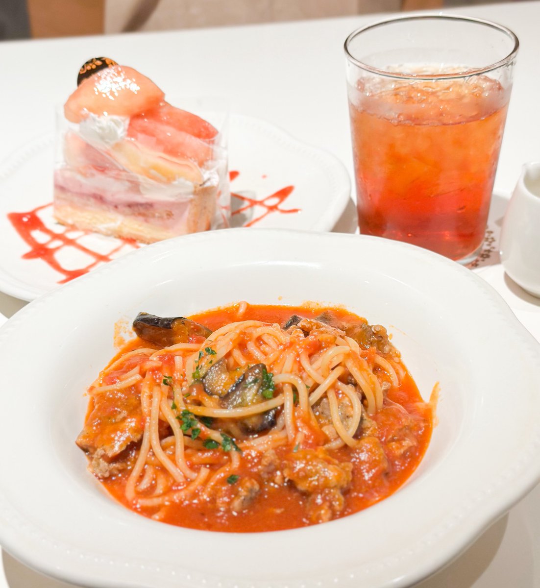 zyukushiterune's tweet photo. 大雨凌ぎとレイドの為、La Maisonでランチした🍽
・茄子とサルシッチャのトマトソースパスタ
・白桃チーズタルト
うんまかった~🤤
#lunch #sunshinecity #pasta #tarte https://t.co/bUiHeo57TI