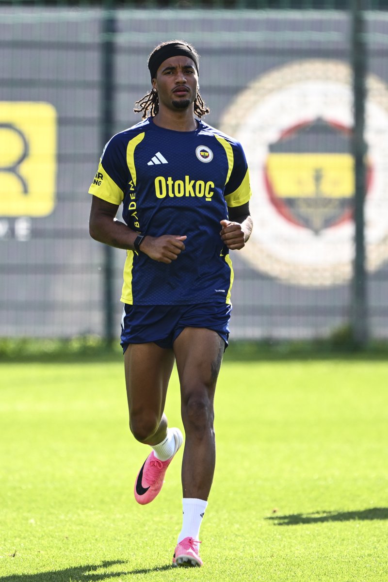 futbolarena's tweet photo. Manchester United ve Chelsea, Archie Brown'ın durumunu takip ediyor. Fenerbahçe'nin talebi 20 milyon euro. (Sabah) https://t.co/3j433ZDsdy
