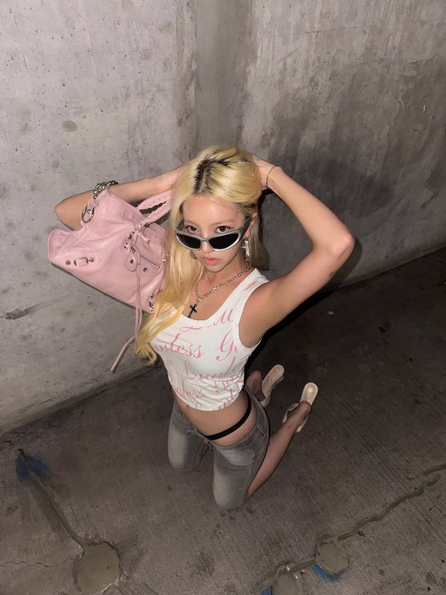 imurbdoll's tweet photo. I tried some diff vibes🩶🩷 which vibe do u guys like ? https://t.co/83R1nolh2z