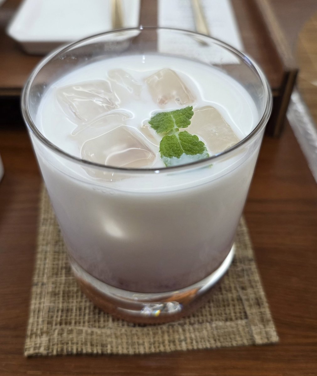 leuleul525's tweet photo. 어제 마신 꽃차 좀 내 취향이야. 티백같은 거 있으면 사고 싶었는데. 차 잎을 보리수나무 잎? 으로 거르는 것도 신기해. 그리고 탬오빠 생각도 나고 궁금하길래 앵두 라떼도 먹어봤는데 씨앗이 있긴 했지만 맛있더라. 먹기 전엔 가는 길에 국현미 있어서 또 들르기도 하고. https://t.co/JRIC38PqIQ