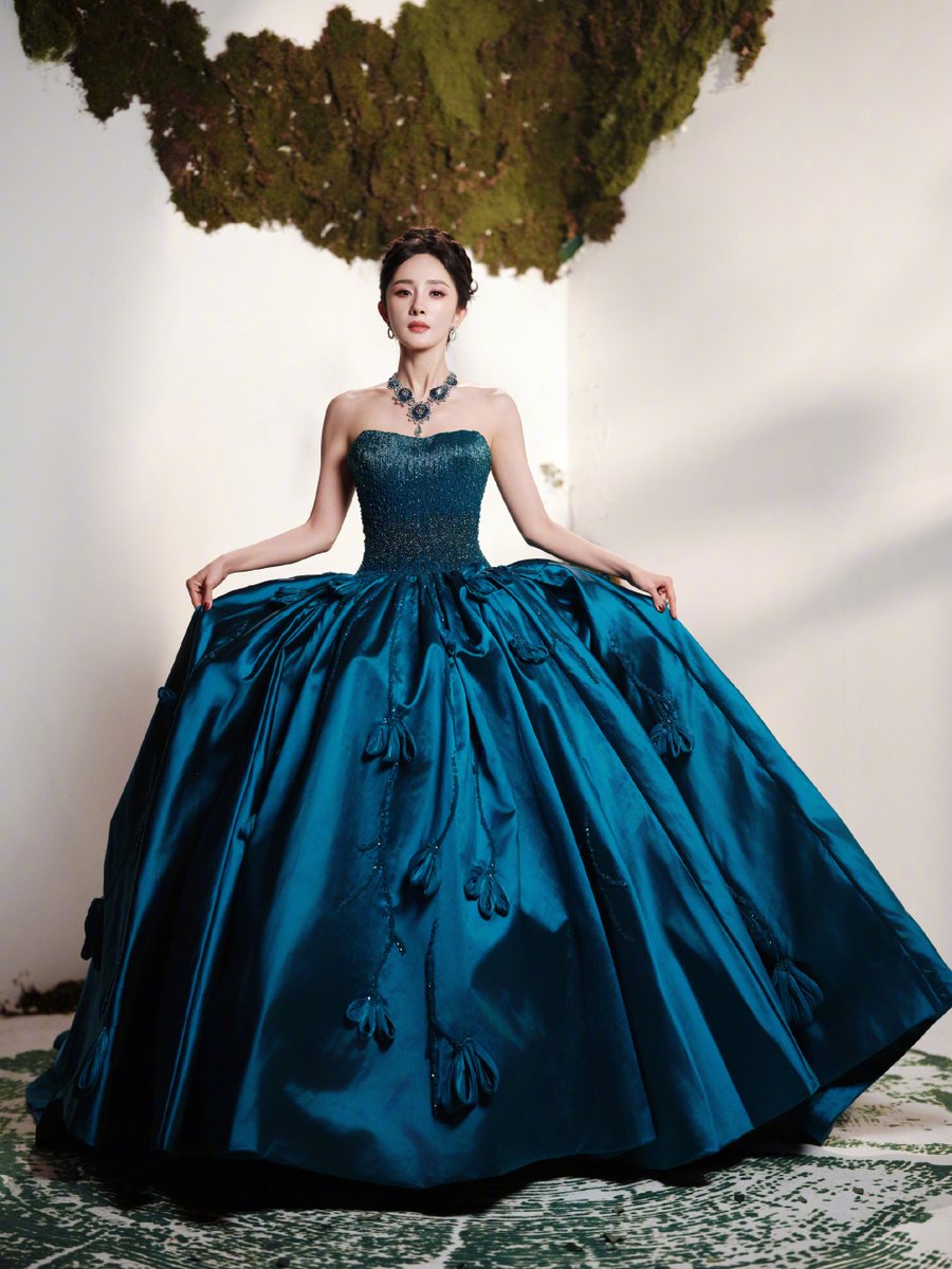 bai_lu_twh's tweet photo. #YangMi #MiMi #杨幂🇨🇳💓💓💓
Yang Mi for 2025 Weibo TV & Internet Video Summit
#WeiboTVAndInternetVideoSummit2025
miles-long legs😍😍😍
#QueenMi👑👑👑 https://t.co/bDmAyy4Nsb