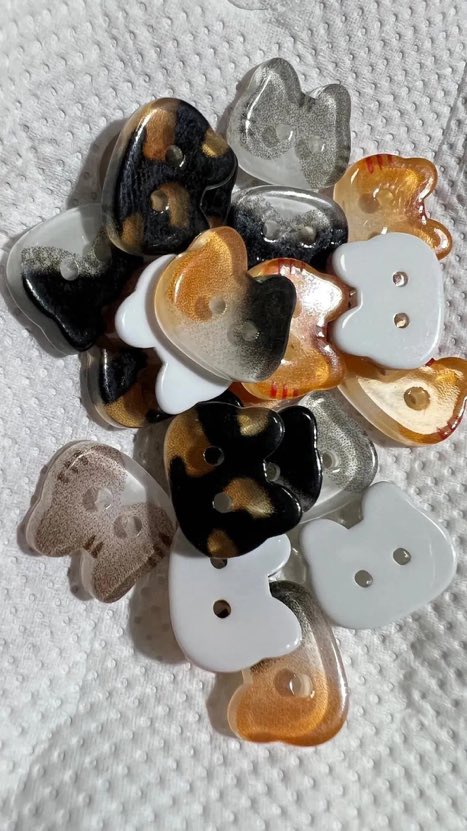 _littlethicket's tweet photo. pretty cat buttons https://t.co/8KYXwldZ1G