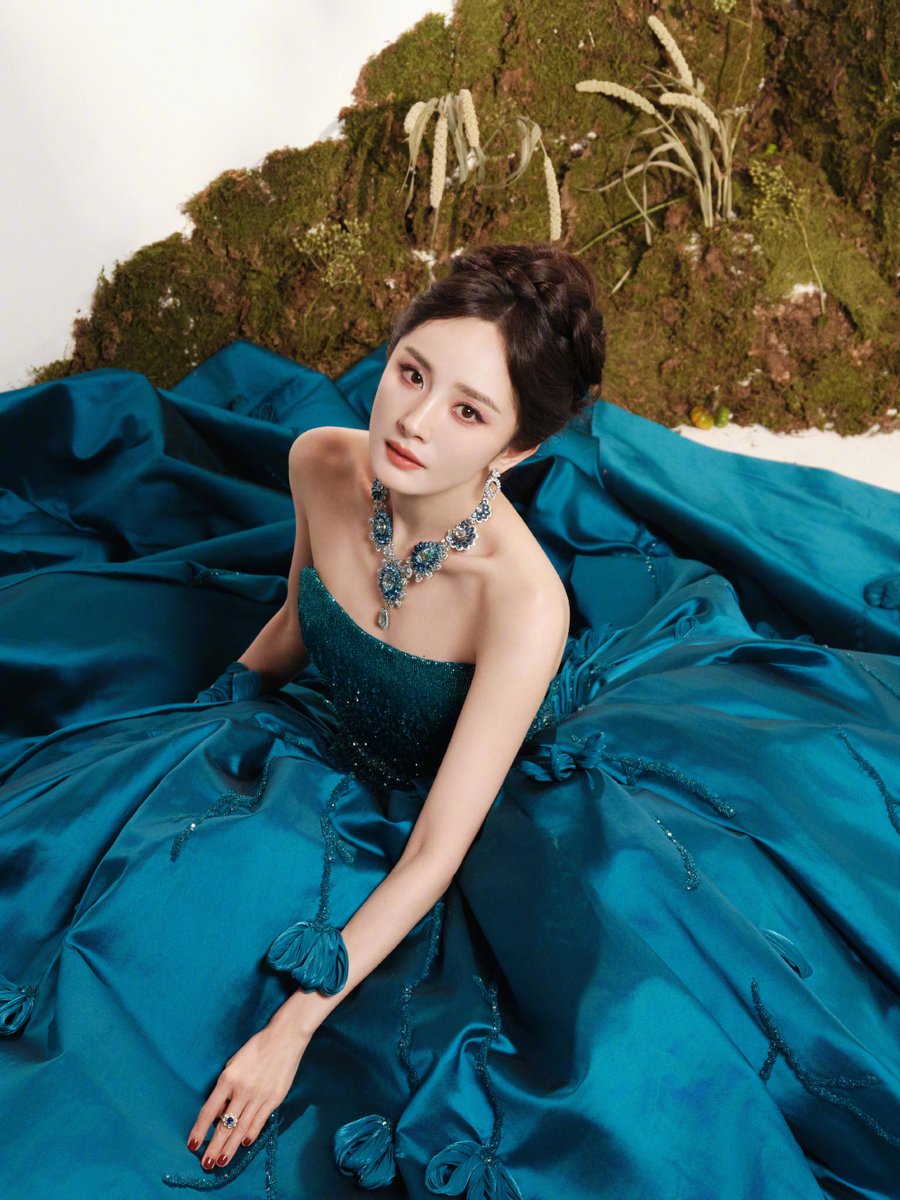 bai_lu_twh's tweet photo. #YangMi #MiMi #杨幂🇨🇳💓💓💓
Yang Mi for 2025 Weibo TV & Internet Video Summit
#WeiboTVAndInternetVideoSummit2025
miles-long legs😍😍😍
#QueenMi👑👑👑 https://t.co/bDmAyy4Nsb