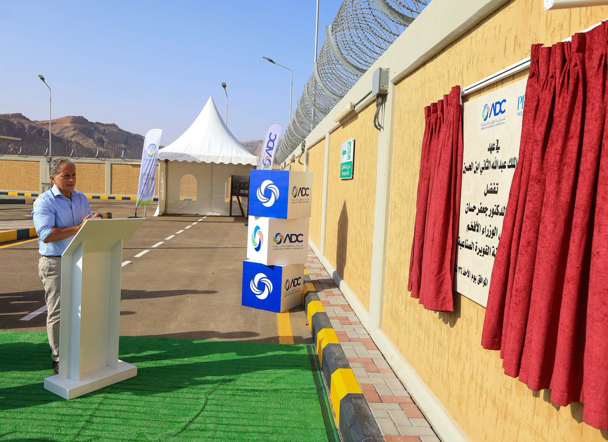 Petranews's tweet photo. #عاجل || رئيس الوزراء الدكتور جعفر حسَّان يفتتح محطَّة للغاز الطبيعي في مدينة القويرة الصناعيَّة في العقبة، ضمن استراتيجيَّة حكوميَّة تستهدف تخفيض كُلف الطَّاقة في المدن والتجمُّعات الصِّناعيَّة في مختلف محافظات المملكة بنسبة 35 - 60%.

وصلت كُلفة إنشاء محطَّة الغاز الطَّبيعي في مدينة القويرة الصِّناعيَّة إلى قُرابة 8 ملايين دينار، وتبلغ قدرتها الأوليَّة 30 ألف متر مكعب يوميَّاً قابلة للزِّيادة إلى 90 ألف متر مكعب يوميَّاً، وتأتي ضمن الخطوات والقرارات التي اتخذتها الحكومة لدعم الصِّناعة الوطنيَّة التي تشهد نموَّاً متصاعداً في صادراتها، مثلما تستهدف توفير فرص تنافسيَّة لجلب استثمارات جديدة للمملكة.

تم تطوير مدينة القويرة الصِّناعيَّة على مساحة 1800 دونم، وبدأ العمل بتنفيذها عام 2023م، ضمن اتفاقيَّة تطوير مشترك بين سُلطة منطقة العقبة الاقتصاديَّة الخاصَّة وشركة تطوير العقبة وشركة PBI، وتمَّ إتمام أعمال البنية التحتيَّة للمرحلة الأولى منها بمساحة تزيد عن 300 دونم، وإنشاء محطَّة قياس وتخفيض ضغط مرتبطة بخط الغاز العربي وشبكة الغاز الطبيعي بقدرة تزيد عن 90 ألف متر مكعب في السَّاعة، وبكُلفة بلغت 25 مليون دينار.

#بترا #الأردن