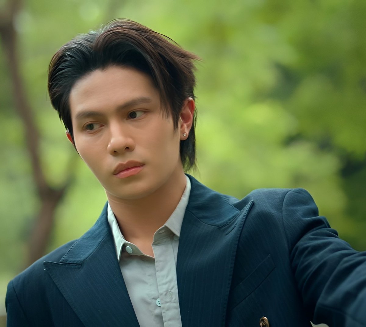 hiithisisell's tweet photo. Mau bahas acting william as rome di peach and me eps 3, yg one take itu 😭😭🫠 

Di scene ini, pas rome awalny nembak buat bantu kian sm mok, dia masih keliatan bisa kontrol dirinya. tapi pas dia liat kearah mok yg kena tembak, ekspresi nya langsung berubah dalam hitungan detik 😭😭 (he's so high potential). tatapan nya yg awalnya masih fokus biasa langsung jadi dingin, kosong, dan tajem. look at that jaw clenching 🫠 ngga ada banyak gerakan atau monolog dramatis, cuma tatapan dia yg seolah bilang kmu udh ganggu punya aku, trus tembakan kedua langsung deh buat bunuh, peduli apa dia, territorial aggression🙂‍↕️👏🏻

that damn micro expression sksksk 😭👏🏻 acting dia jago banget. mnurutku william berhasil nunjukin perubahan rome dari yg masih bisa dikontrol jadi sosok yg possessive and deadly, cuma lewat tatapan dia, scene ini juga sedikit ingetin aku sm sama john wick di film pertama nya. wick awalya masih kayak orang yg sedang berduka biasa, tapi pas suatu yg sangat berharga bagi dia direnggut, ekspresinya langsung berubah. rome punya vibes yg mirip di scene ini. mok tuh batas terakhir dia, dan pas batas itu di langgar, yaudah dia langsung switch ke mode predator 😭👏🏻

bnyak actor bisa keliatan marah atau keren pas megang senjata, tapi ngga semua bisa nunjukin perubahan emosi secepat itu lewat micro expression. pokoknya william di eps 3 ini bener2 nunjukin level acting dia yg beda. keren banget sih kmu willll 😭🤍 yakin kalau terus diasah acting dia bakal makin baguss. smoga makin banyak kesempatan buat dia 🥹🤍 bangga bangett aku huhu 😭