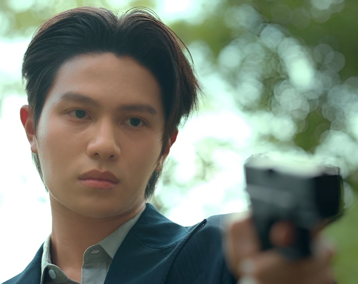 hiithisisell's tweet photo. Mau bahas acting william as rome di peach and me eps 3, yg one take itu 😭😭🫠 

Di scene ini, pas rome awalny nembak buat bantu kian sm mok, dia masih keliatan bisa kontrol dirinya. tapi pas dia liat kearah mok yg kena tembak, ekspresi nya langsung berubah dalam hitungan detik 😭😭 (he's so high potential). tatapan nya yg awalnya masih fokus biasa langsung jadi dingin, kosong, dan tajem. look at that jaw clenching 🫠 ngga ada banyak gerakan atau monolog dramatis, cuma tatapan dia yg seolah bilang kmu udh ganggu punya aku, trus tembakan kedua langsung deh buat bunuh, peduli apa dia, territorial aggression🙂‍↕️👏🏻

that damn micro expression sksksk 😭👏🏻 acting dia jago banget. mnurutku william berhasil nunjukin perubahan rome dari yg masih bisa dikontrol jadi sosok yg possessive and deadly, cuma lewat tatapan dia, scene ini juga sedikit ingetin aku sm sama john wick di film pertama nya. wick awalya masih kayak orang yg sedang berduka biasa, tapi pas suatu yg sangat berharga bagi dia direnggut, ekspresinya langsung berubah. rome punya vibes yg mirip di scene ini. mok tuh batas terakhir dia, dan pas batas itu di langgar, yaudah dia langsung switch ke mode predator 😭👏🏻

bnyak actor bisa keliatan marah atau keren pas megang senjata, tapi ngga semua bisa nunjukin perubahan emosi secepat itu lewat micro expression. pokoknya william di eps 3 ini bener2 nunjukin level acting dia yg beda. keren banget sih kmu willll 😭🤍 yakin kalau terus diasah acting dia bakal makin baguss. smoga makin banyak kesempatan buat dia 🥹🤍 bangga bangett aku huhu 😭