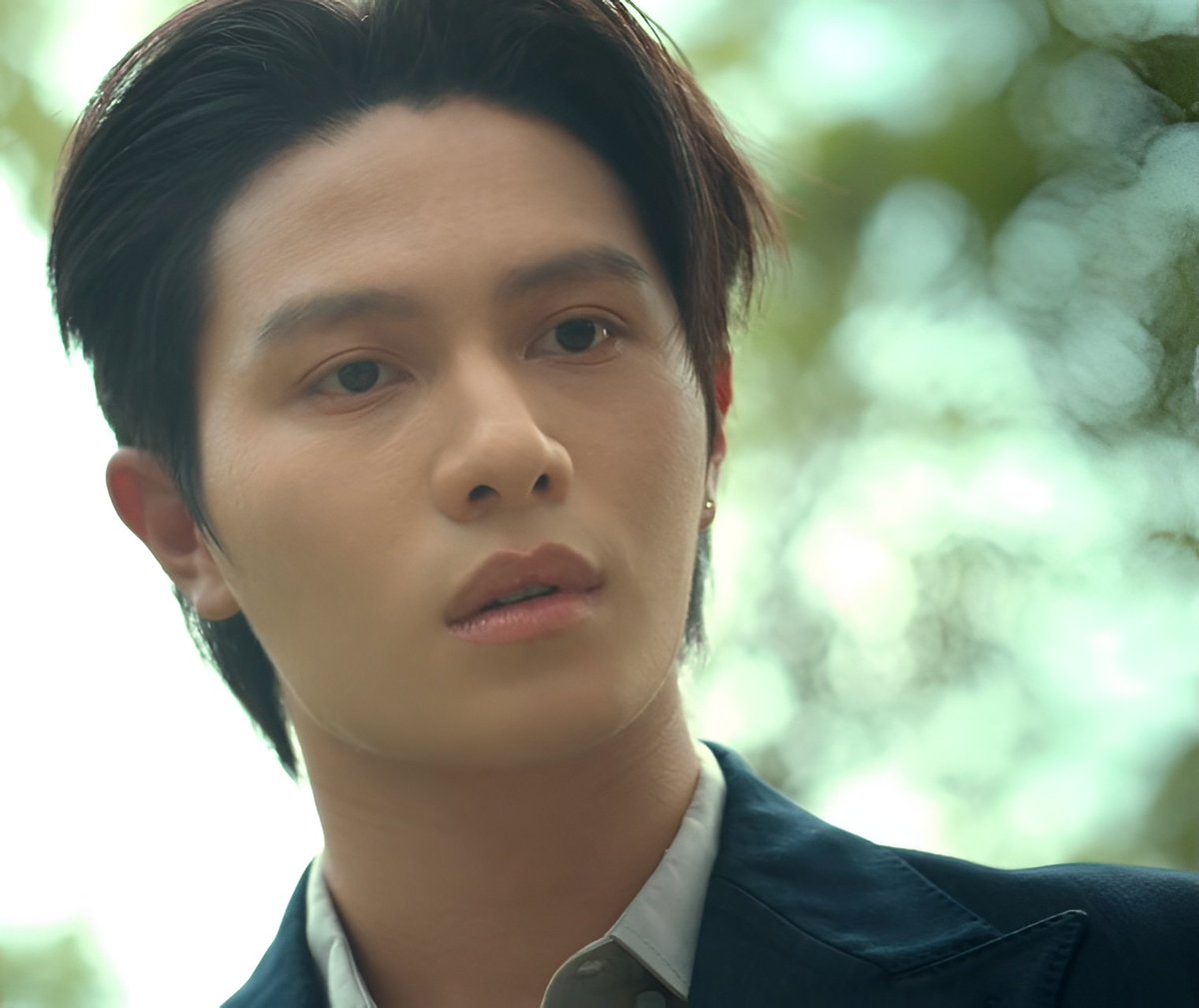 hiithisisell's tweet photo. Mau bahas acting william as rome di peach and me eps 3, yg one take itu 😭😭🫠 

Di scene ini, pas rome awalny nembak buat bantu kian sm mok, dia masih keliatan bisa kontrol dirinya. tapi pas dia liat kearah mok yg kena tembak, ekspresi nya langsung berubah dalam hitungan detik 😭😭 (he's so high potential). tatapan nya yg awalnya masih fokus biasa langsung jadi dingin, kosong, dan tajem. look at that jaw clenching 🫠 ngga ada banyak gerakan atau monolog dramatis, cuma tatapan dia yg seolah bilang kmu udh ganggu punya aku, trus tembakan kedua langsung deh buat bunuh, peduli apa dia, territorial aggression🙂‍↕️👏🏻

that damn micro expression sksksk 😭👏🏻 acting dia jago banget. mnurutku william berhasil nunjukin perubahan rome dari yg masih bisa dikontrol jadi sosok yg possessive and deadly, cuma lewat tatapan dia, scene ini juga sedikit ingetin aku sm sama john wick di film pertama nya. wick awalya masih kayak orang yg sedang berduka biasa, tapi pas suatu yg sangat berharga bagi dia direnggut, ekspresinya langsung berubah. rome punya vibes yg mirip di scene ini. mok tuh batas terakhir dia, dan pas batas itu di langgar, yaudah dia langsung switch ke mode predator 😭👏🏻

bnyak actor bisa keliatan marah atau keren pas megang senjata, tapi ngga semua bisa nunjukin perubahan emosi secepat itu lewat micro expression. pokoknya william di eps 3 ini bener2 nunjukin level acting dia yg beda. keren banget sih kmu willll 😭🤍 yakin kalau terus diasah acting dia bakal makin baguss. smoga makin banyak kesempatan buat dia 🥹🤍 bangga bangett aku huhu 😭
