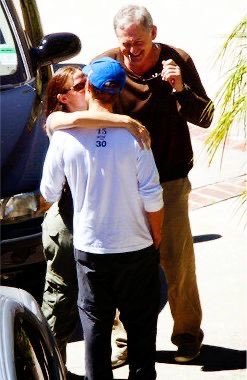 haleyjqmes's tweet photo. @queenssidepiece michael vartan wearing a 13 going on 30 shirt 😁 https://t.co/uivxt3bcES