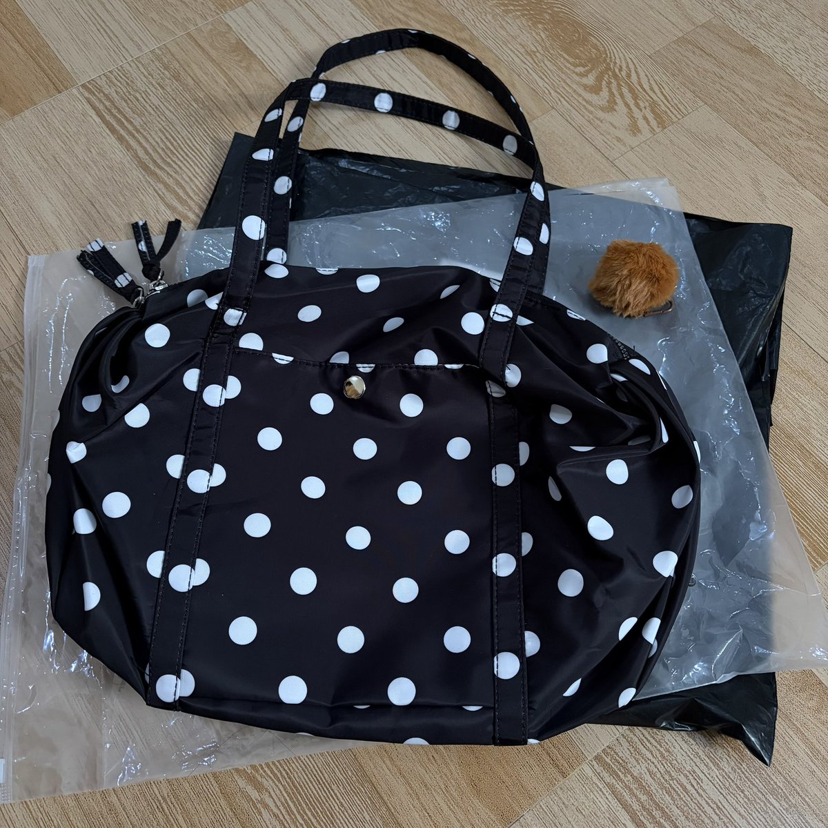 chanhyungwife's tweet photo. UPDATE : aku sudah nerima tas. 

seperti testi yang sudah2, aku juga nerima barang yang ga sesuai pesanan. 

aku beli yang putih bukan hitam. tapi yaudah alhamdulillah masih dikirim.

kelarin semua hak buyer-mu. utang akan dibawa sampai kamu mati sekalipun @bizzlezip https://t.co/P2v89ZFA0Z