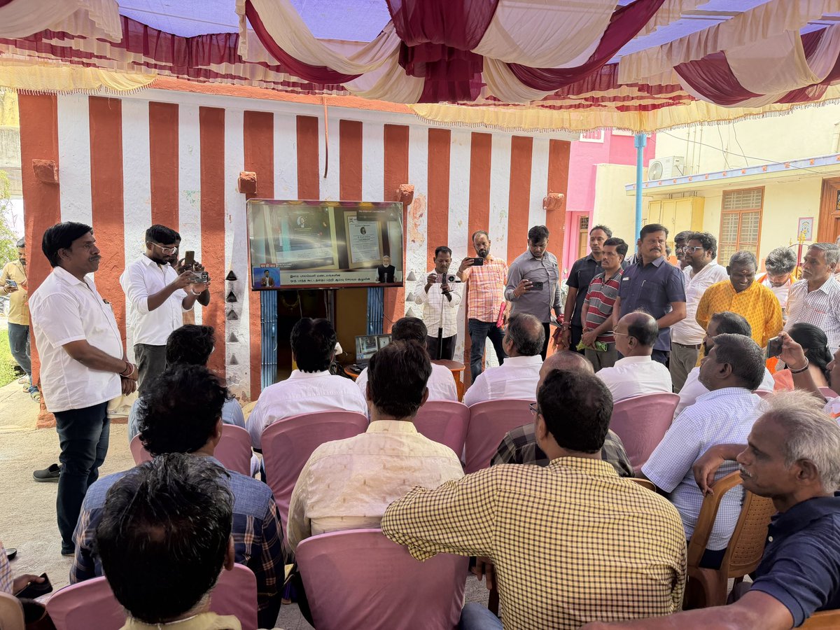 DrLMurugan's tweet photo. இன்று வேலூர் மாவட்டம், வேலூர் வடக்கு மண்டல், 119வது பூத்தில், @BJP4TamilNadu நிர்வாகிகள், தொண்டர்கள் மற்றும் பொதுமக்களுடன் இணைந்து, மாண்புமிகு பிரதமர் திரு. @narendramodi அவர்களின் ‘மன் கி பாத்’ நிகழ்ச்சியைக் கேட்டுக் கொண்டேன்.

பிரதமர் அவர்களின் ஊக்கமூட்டும் சிந்தனைகள், நாட்டின் முன்னேற்றம், மக்கள் பங்களிப்பு மற்றும் சமூகப் பொறுப்புணர்வை மேலும் வலுப்படுத்தும் வகையில் அமைந்தன.

#MannKiBaat 

@NitinNabin @blsanthosh @NainarBJP