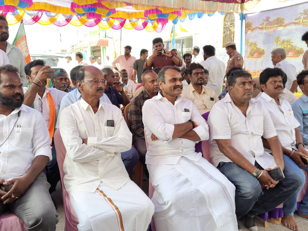 DrLMurugan's tweet photo. இன்று வேலூர் மாவட்டம், வேலூர் வடக்கு மண்டல், 119வது பூத்தில், @BJP4TamilNadu நிர்வாகிகள், தொண்டர்கள் மற்றும் பொதுமக்களுடன் இணைந்து, மாண்புமிகு பிரதமர் திரு. @narendramodi அவர்களின் ‘மன் கி பாத்’ நிகழ்ச்சியைக் கேட்டுக் கொண்டேன்.

பிரதமர் அவர்களின் ஊக்கமூட்டும் சிந்தனைகள், நாட்டின் முன்னேற்றம், மக்கள் பங்களிப்பு மற்றும் சமூகப் பொறுப்புணர்வை மேலும் வலுப்படுத்தும் வகையில் அமைந்தன.

#MannKiBaat 

@NitinNabin @blsanthosh @NainarBJP
