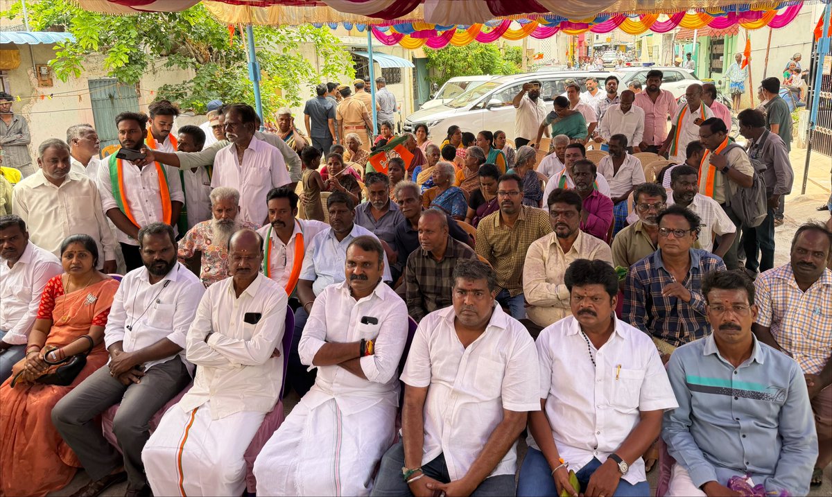 DrLMurugan's tweet photo. இன்று வேலூர் மாவட்டம், வேலூர் வடக்கு மண்டல், 119வது பூத்தில், @BJP4TamilNadu நிர்வாகிகள், தொண்டர்கள் மற்றும் பொதுமக்களுடன் இணைந்து, மாண்புமிகு பிரதமர் திரு. @narendramodi அவர்களின் ‘மன் கி பாத்’ நிகழ்ச்சியைக் கேட்டுக் கொண்டேன்.

பிரதமர் அவர்களின் ஊக்கமூட்டும் சிந்தனைகள், நாட்டின் முன்னேற்றம், மக்கள் பங்களிப்பு மற்றும் சமூகப் பொறுப்புணர்வை மேலும் வலுப்படுத்தும் வகையில் அமைந்தன.

#MannKiBaat 

@NitinNabin @blsanthosh @NainarBJP