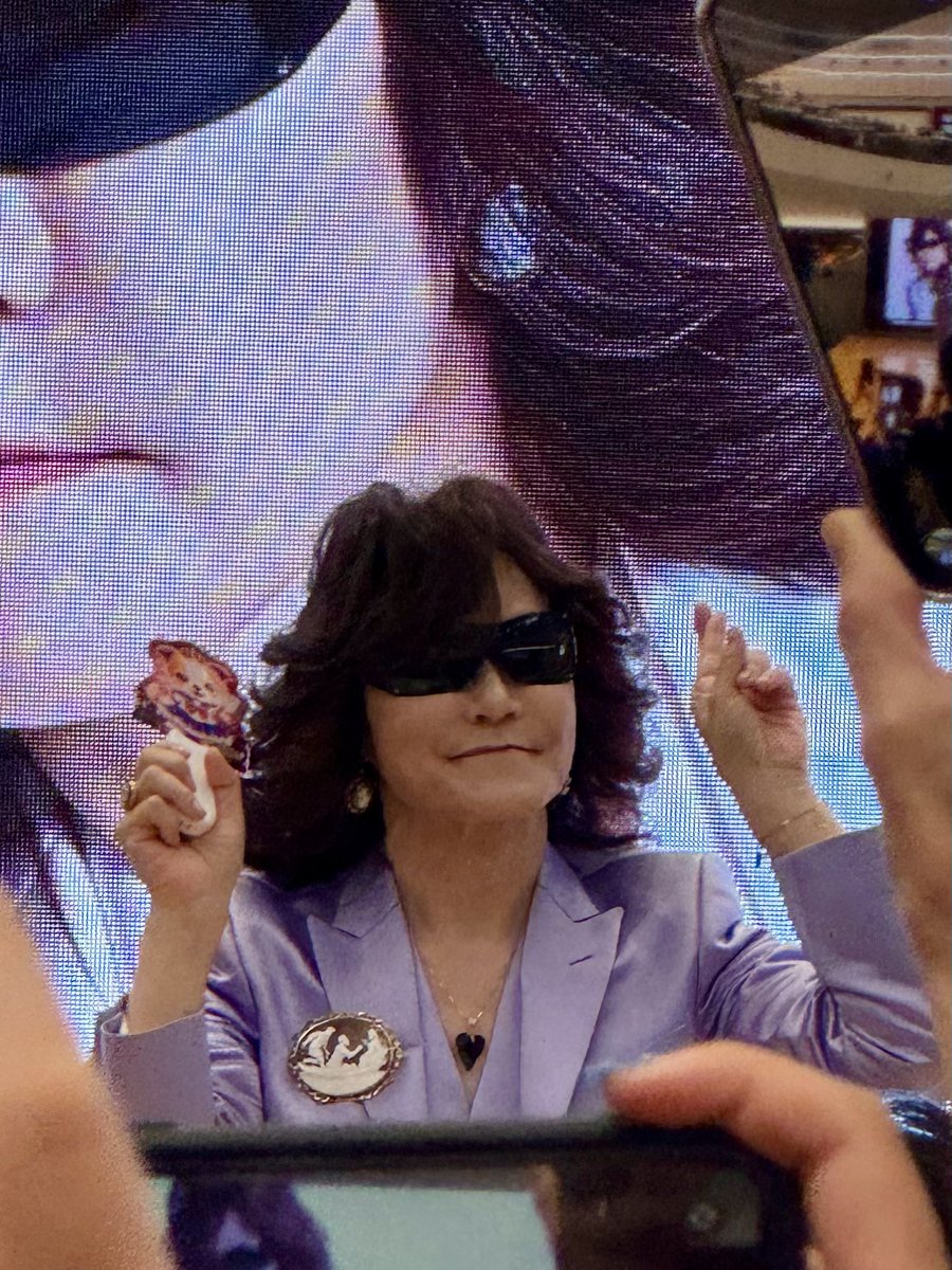 scaxcro's tweet photo. 好きなボーカリストはたくさんいるけど
やっぱり世界一好きな歌声はToshlさんだな
久しぶりの生歌に圧倒されました
本音を言えばX JAPANを見たいしソロのオリジナル曲を聴きたいけど
Toshlさんが笑顔で幸せそうに歌ってたら
それでいいのかなって思いもある
命ある限り歌い続けてほしい

#Toshl https://t.co/DVPRC8khWi