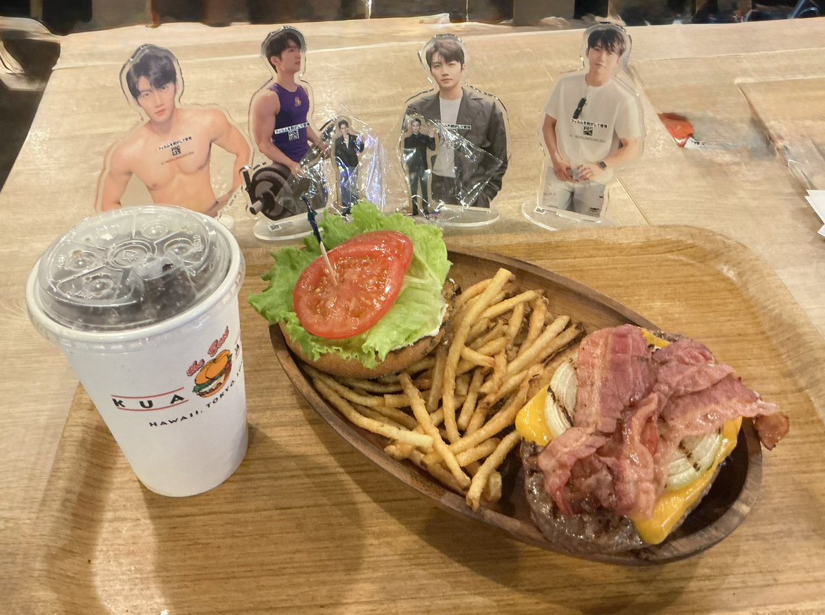 mitsu_ryo's tweet photo. 今日は、先月台風🌀で延期になったタイ沼いつメン会で横浜来ております。
んが今日も雨☂️。

タイ沼の集まりなのに持ってきたアクスタはジン様　#金佳遇 とハオジェン様　#王皓祯　www

夜の予約の前にクアアイナでちぃとお腹満たしてみた！ https://t.co/qA1TWYqneB