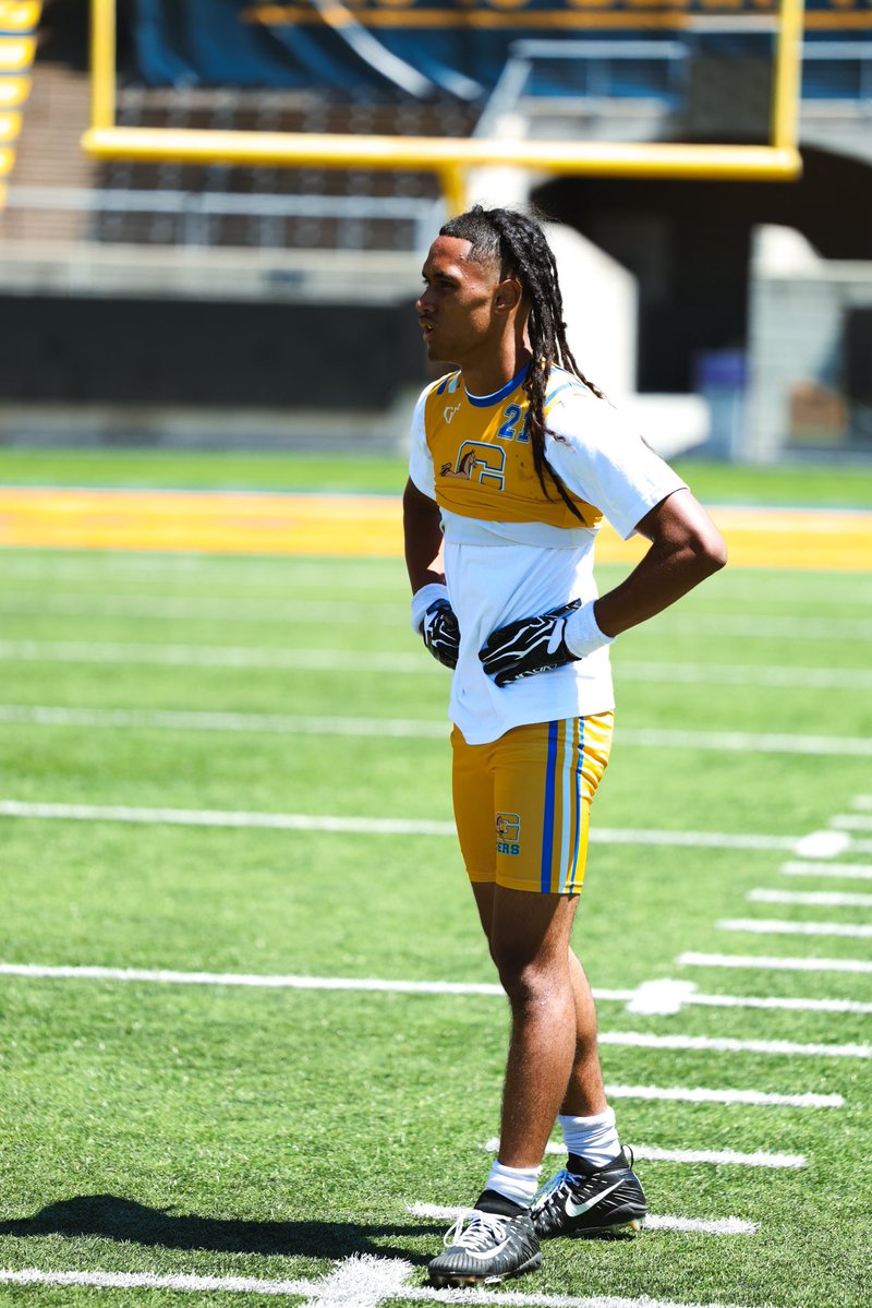 streetsavvyGMG's tweet photo. Congratulations Tana!! That’s a big time offer from Atlanta!! Thank you @GeorgiaTechFB for recruiting @grant_union student athletes. #Pacers4Life #CitySchool 🐎🏈🏟️💯 https://t.co/hBRS5XM1Cd