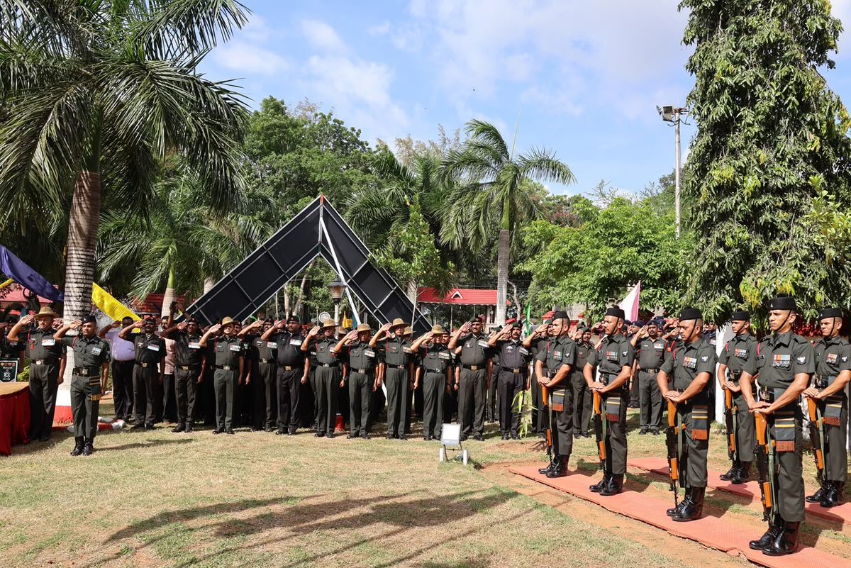 DefencePROTvm's tweet photo. *KARGIL VIJAY DIWAS 2026*
Honouring the brave hearts of Operation Vijay on the occasion of Kargil Vijay Diwas, Pangode Military Station organised a wreath laying ceremony at Pangode War Memorial. The event commemorated courage, unwavering commitment and supreme sacrifice made by our fallen heroes. Station Commander of Pangode Military Station laid wreath on the occasion alongside  veterans and other officials. 

#kargilvijaydiwas2026
#Southerncommandarmy
#Defenceprotrivandrum
#braveheartsindia
#Onenation
#ADGPI