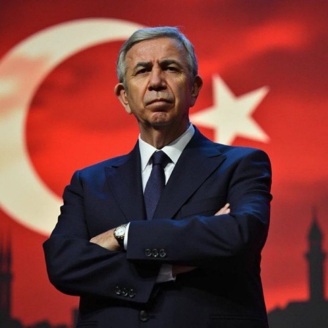 DailyTurkst's tweet photo. Ümit Özdağ, bir kez daha Mansur Yavaş’ı işaret etti!

• Türk milliyetçisi partiler arasında seçim iş birliği oluşabilir.

• Parlamentoda dağınık olmanın bir sıkıntısı yok.

• Cumhurbaşkanlığı seçiminde, Cumhur İttifakı'nın adayı belli. Kim? Erdoğan. 

• Muhalefetin belli değil. Hatta bir adayı olup olmayacağı da belli değil. 

• Ama bir kişi üzerinde uzlaşmak hiç de zor değil.

• Mansur Yavaş şu anda seçilme şansı Türkiye'de en yüksek olan aday.