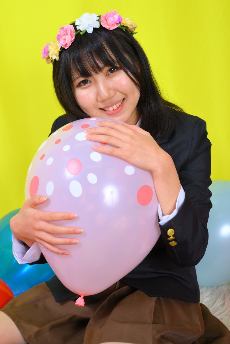 another_fluffy's tweet photo. 高２の文化祭で後片付けのときに「風船割らないで～持って帰るの～」って言ってピンク色中心にいくつか持ち帰ったあの子、自分の家でこんな風に風船を抱きしめたりしたのかな
その夜自分はずっとあの子と風船のことばか��考えて悶々として、あの子は未だに時々夢に出ます https://t.co/4eCMWfe4EC