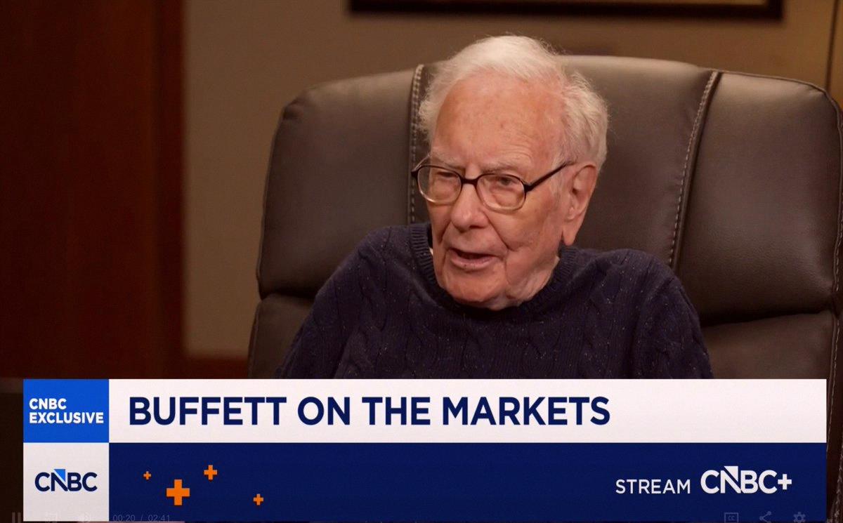 mbm_tk's tweet photo. 🚨 BREAKING:

THE BEST INVESTOR IN HISTORY, WARREN BUFFETT, SAID:

"IT'S TOUGH TO FIND VALUE WHEN EVERYBODY PREFERS GAMBLING."

HE HAS ALSO CONTINUED SELLING RISK ASSETS AND NOW HOLDS OVER $397 BILLION IN CASH

HE DEFINITELY KNOWS SOMETHING... https://t.co/CWjLCcMWya