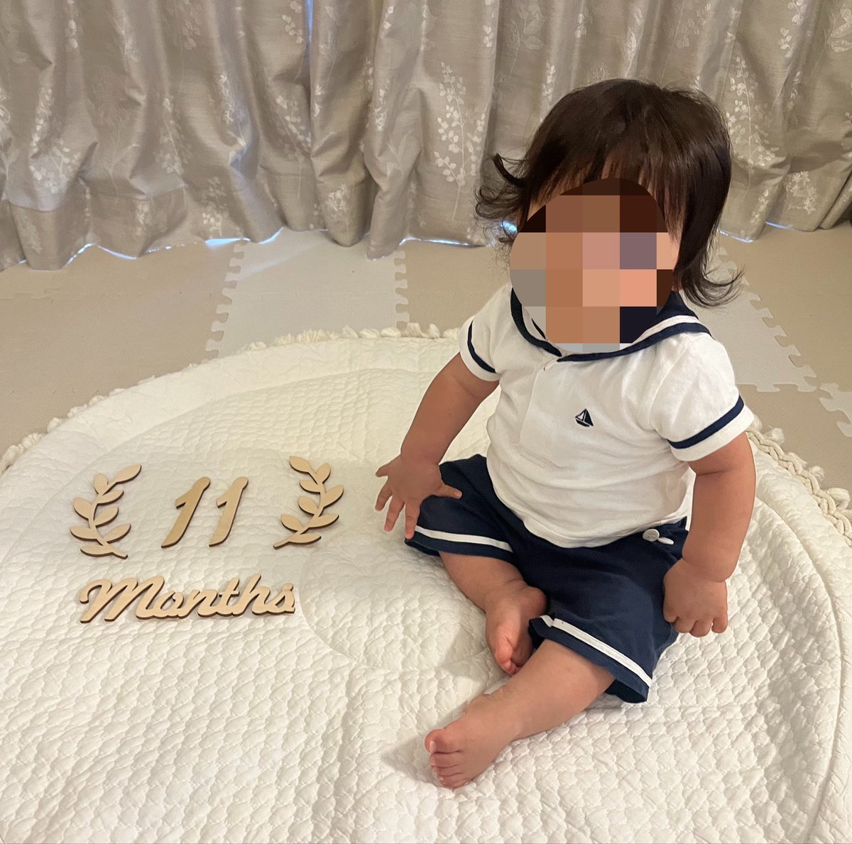 achako_ch's tweet photo. 生後11ヶ月㊗️

・今まで完母だったが、この1ヶ月でほぼ完ミにシフト🍼
・長らく便秘で浣腸生活だったが、ミルク飲み始めてから水分摂取量増えて快便に💩✨
・夜中2、3回起きるので、寝かしつけのために夜間のみ🥧継続
・1人立ちが安定し、むちむちスクワットに励む日々🏋️
・もうすぐ歩きそう… https://t.co/O2H3DR75jH