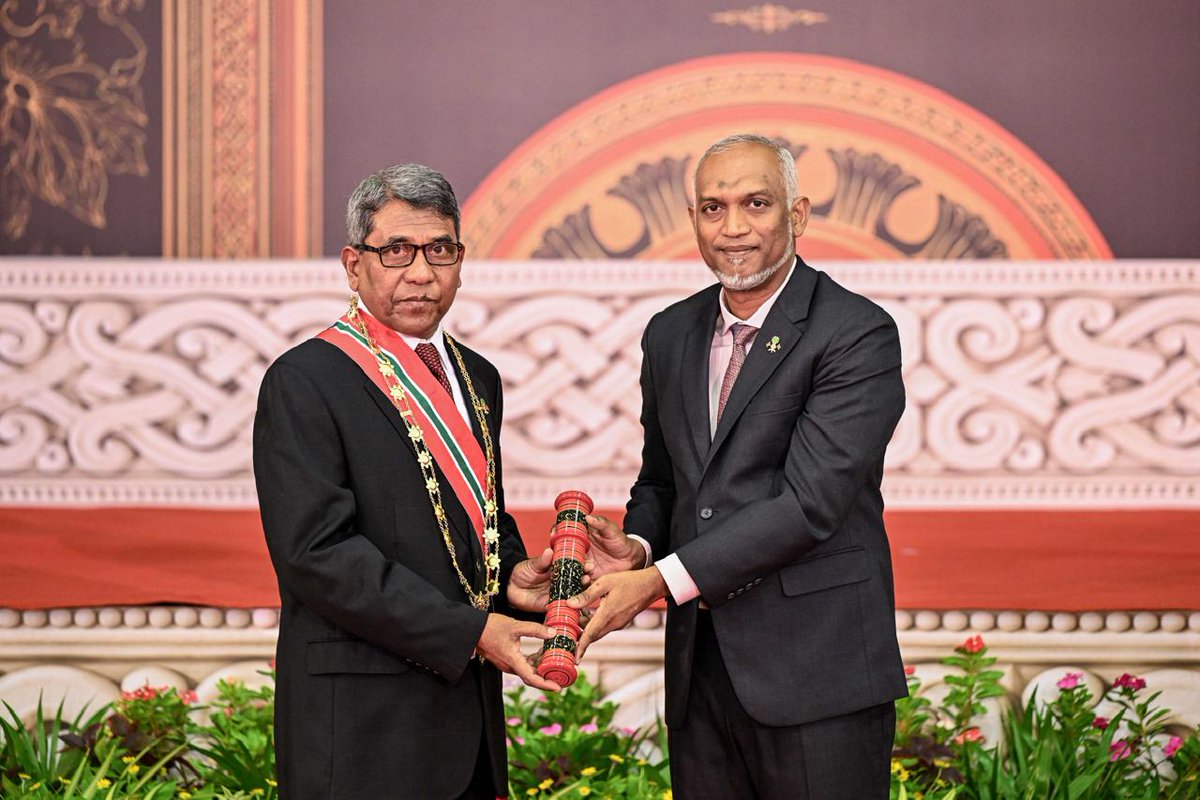 Mihaarunews's tweet photo. މިއަދު ފާހަގަކުރަމުން އަންނަ ރާއްޖޭގެ 61 ވަނަ މިނިވަންދުވަހުގެ މުނާސަބަތުގައި ދިވެހި ދައުލަތުން ދޭ މަތިވެރި އިއްޒަތުގެ ޝަރަފު ހަތަރު ބޭފުޅަށް އެރުވި.

އޭގެ ތެރޭގައި ހިމެނިވަޑައިގަންނަވަނީ ތައުލީމީ ދާއިރާ އަށް ބޮޑެތި ހިދުމަތްތަކެއް ކުރެއްވުމުގެ ދިގު ތާރީހެއް އޮތް ކުރީގެ އެޑިއުކޭޝަން މިނިސްޓަރު ޑރ. މުހައްމަދު ލަތީފާއި އިސްލާމްދީނަށް ހޭލުންތެރިކަން އިތުރުކުރުވުމާއި ދީނީ އިލްމު އުނގަންނައިދެއްވުމާއި ދީނީ އެކި ފޮތްފޮތް އެކުލަވައިލުމުގެ ރޮނގުން ކުރެއްވި މަސައްކަތަށް އިބްރާހިމް ރަޝީދު މޫސާގެ އިތުރުން ރާއްޖޭގެ ޓޫރިޒަމްގެ ބާނީންގެ ތެރޭގައި ހިމެނިވަޑައިގަންނަވާ ޗަމްޕާ ހުސައިން އަފީފާއި އޭނާގެ ބޭބެ ޗަމްޕާ މުހައްމަދު މޫސާ (އުއްޗު).

އެ ހަތަރު ބޭފުޅުންނަށް ދިވެހި ދައުލަތުގެ މަތިވެރި އިއްޒަތުގެ ޝަރަފު އެރުވީ މިނިވަންދުވަހުގެ ރަސްމީ ޖަލްސާގައި ރައީސް ޑރ. މުހައްމަދު މުއިއްޒު.

📷: ރައީސް އޮފީސް