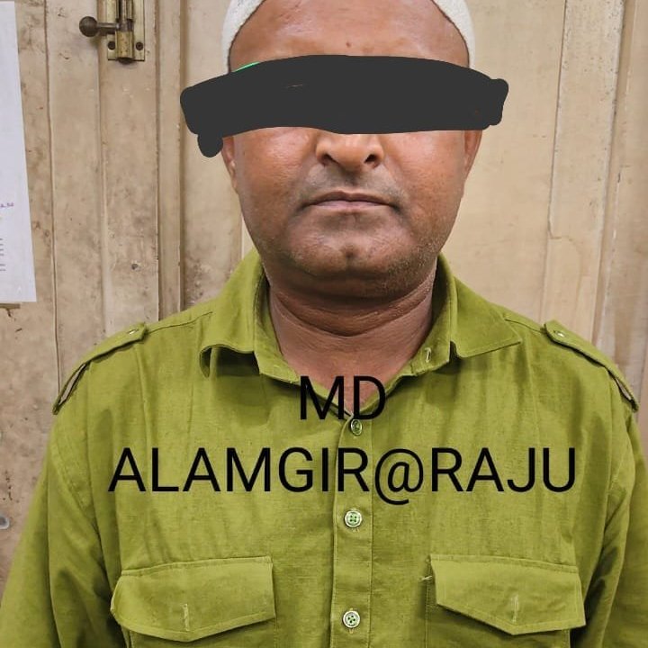 Profdilipmandal's tweet photo. कोलकाता में हिंसा करते पकड़े गए छात्र! औसत उम्र 40 साल. 

पुलिस और मीडिया ने 11 गिरफ्तार लोगों की फोटो जारी की है. इनमें छात्र कोई नहीं है. 

मुख्यमंत्री ने कहा था कि मत करो. सिर्फ छात्रों को करने दो. ये पहुंच गए हिंसा करने. कैमरे ने पकड़ लिया. https://t.co/5dR4EVByrG