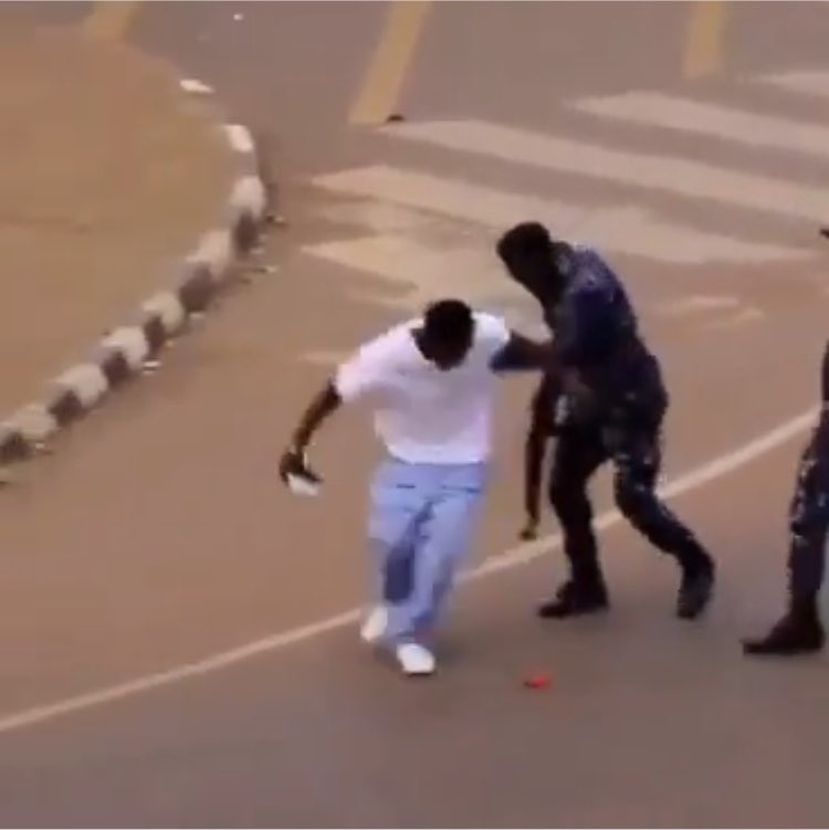 SsemujjuNganda1's tweet photo. Who can help me with the names and force number of this police officers. It’s urgently needed. https://t.co/NAN10UKI8K