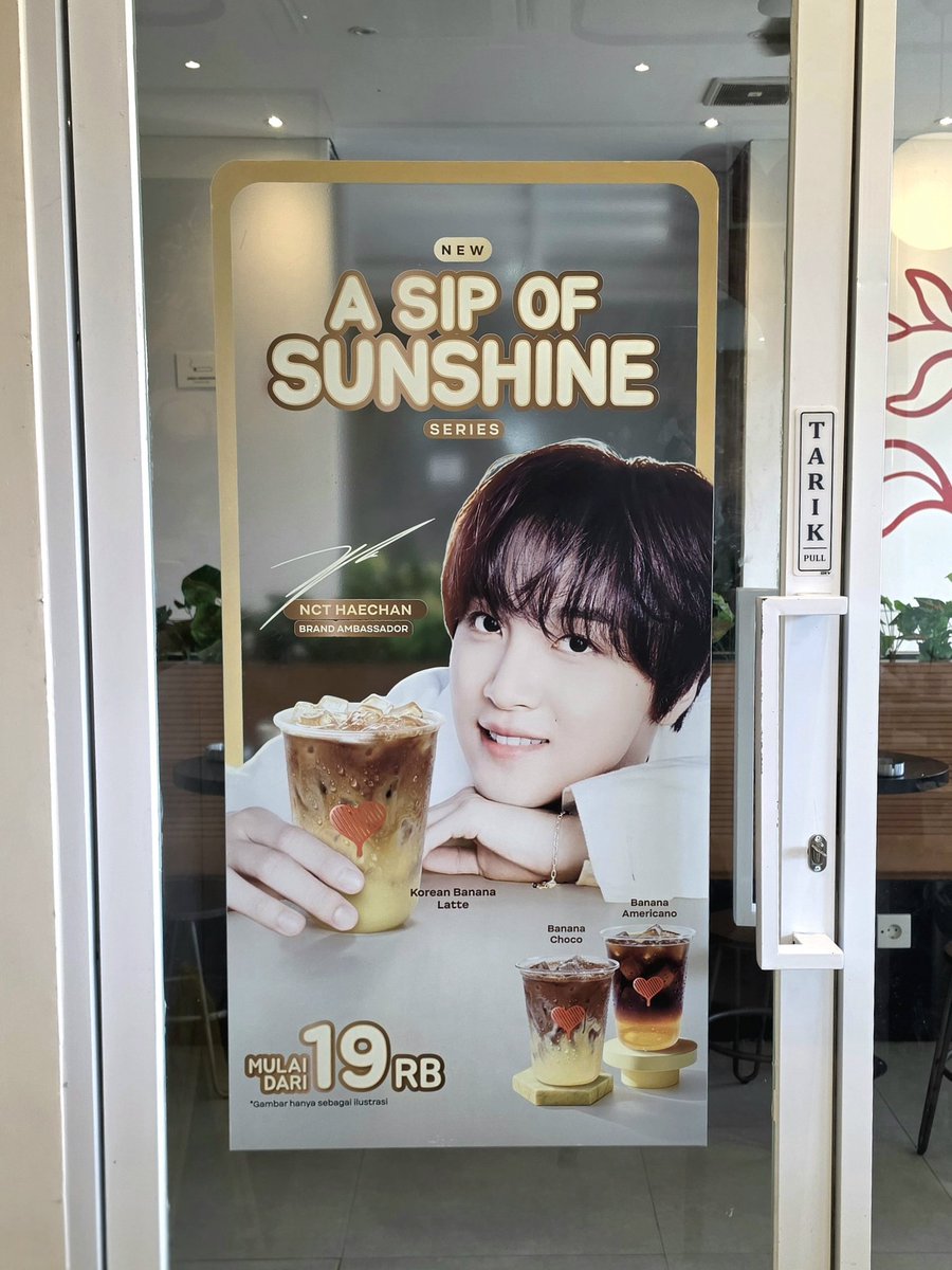 pruetzels's tweet photo. kenapa aku bilang reguler customer juga bisa penasaran? ini aku ngalamin sendiri kemarin pas pick up orderanku. jadi pas lagi nunggu orderku yang bukan collab haechan dibuatin, ada mas2 (ini mas2 loh) dia sambil nunggu orderannya juga sambil ngeliatin cup haechan yang ini nanya:

🧔‍♂️ mba itu minuman apa kok ada giniannya? *sambil nunjuk ke sleeve
👩🏽 oh ini minuman baru collab sama nct haechan mas
🧔‍♂️ artis kpop ya? yang dipintu itu ya? *sambil nunjuk pintu
👩🏽 iya mas betulll
🧔‍♂️ enak ga?
👩🏽 enak tapi mas nya suka pisang ga? kalo buat yang suka manis bisa pesen yang ini ato latte pisang. kalo ga suka, americanonya enak minta less sugar atau mau kayak gini juga bisa dikittt aja gulanya trus aku minta espresso extra shot (aku pesen chocban)
🧔‍♂ oohh pisang, suka sih boleh deh saya mau coba itu yang americano
👩🏽 yeay makasihh beli yang banyak ya mas hehe
🧔‍♂️ *nyengir