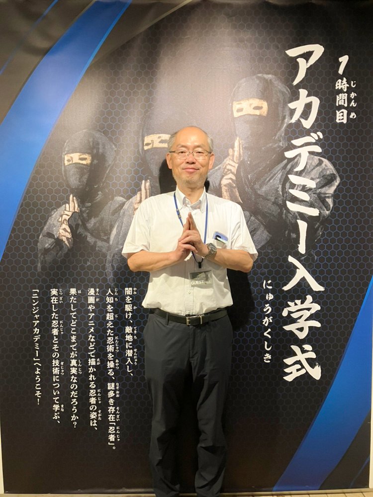 ninja_academy24's tweet photo. 本日は忍者研究の第一人者であり、このイベントのご監修もしてくださっている山田雄司教授にご来場いただきました🤩

じっくり展示をご確認いただきありがとうございます！！

ココだけの話、忍び足のハードモード、苦戦しておりました🤫

＃ニンジャアカデミー
＃横浜赤レンガ倉庫 https://t.co/AjeyWnv57y