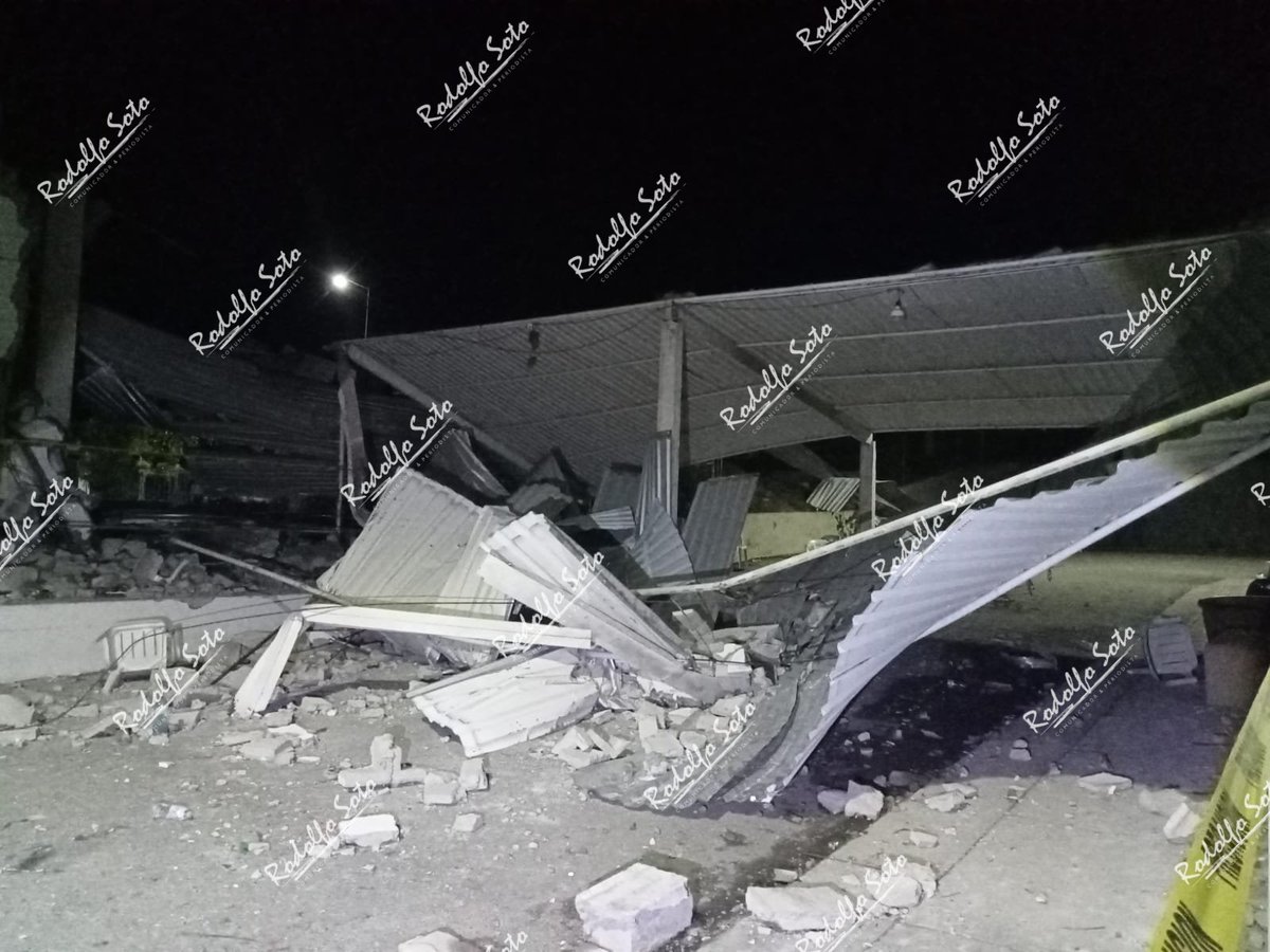 rodolman69's tweet photo. Así quedó la iglesia de la "Virgen de Guadalupe" en la comunidad "Real de Limón" perteneciente al municipio de #Cocula tras la explosión que se suscitó esta noche durante la celebración al señor "Santiago Apóstol" donde las imágenes religiosas resultaron intactas.⚠️⚠️⚠️ https://t.co/PsEbe5JT9J