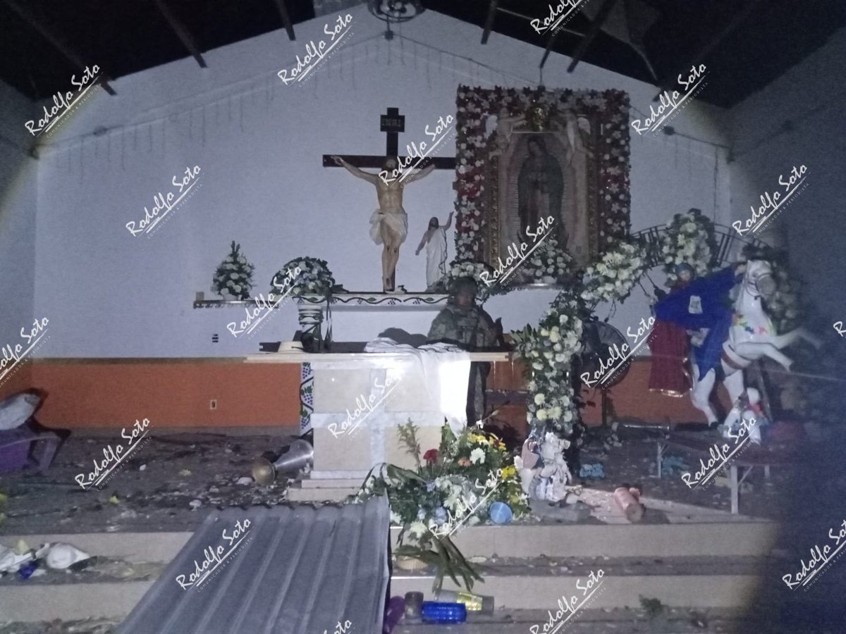rodolman69's tweet photo. Así quedó la iglesia de la "Virgen de Guadalupe" en la comunidad "Real de Limón" perteneciente al municipio de #Cocula tras la explosión que se suscitó esta noche durante la celebración al señor "Santiago Apóstol" donde las imágenes religiosas resultaron intactas.⚠️⚠️⚠️ https://t.co/PsEbe5JT9J