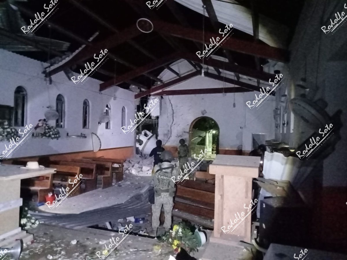 rodolman69's tweet photo. Así quedó la iglesia de la "Virgen de Guadalupe" en la comunidad "Real de Limón" perteneciente al municipio de #Cocula tras la explosión que se suscitó esta noche durante la celebración al señor "Santiago Apóstol" donde las imágenes religiosas resultaron intactas.⚠️⚠️⚠️ https://t.co/PsEbe5JT9J