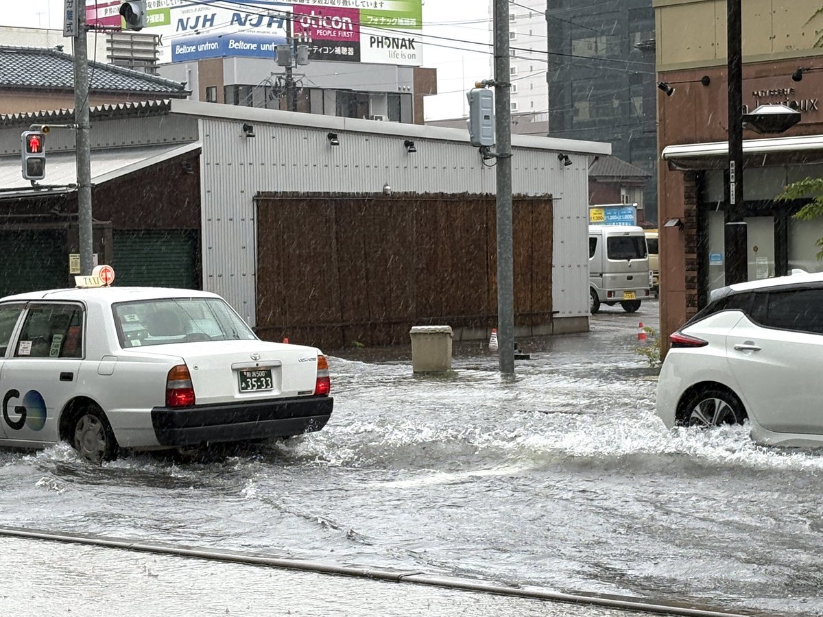 711225's tweet photo. 「雨ひどいねー」と出ようとしたら、店の前が冠水してた！！！ゴミ箱とか流れてて、やば…。駅南の交差点辺りが冠水してたみたい（その後、冠水してるのはここだけじゃないことを知る…） https://t.co/zO0xsXesvi