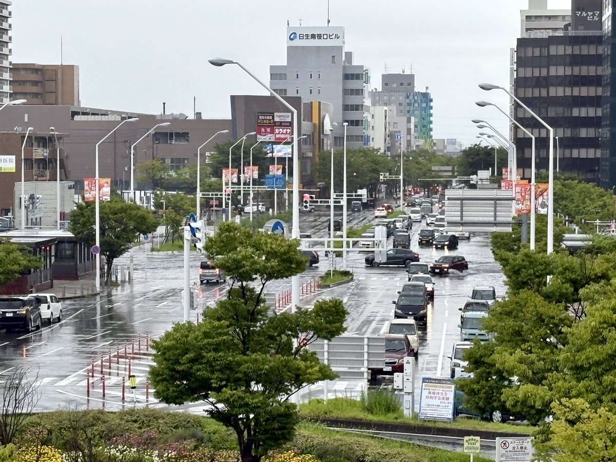 711225's tweet photo. 「雨ひどいねー」と出ようとしたら、店の前が冠水してた！！！ゴミ箱とか流れてて、やば…。駅南の交差点辺りが冠水してたみたい（その後、冠水してるのはここだけじゃないことを知る…） https://t.co/zO0xsXesvi