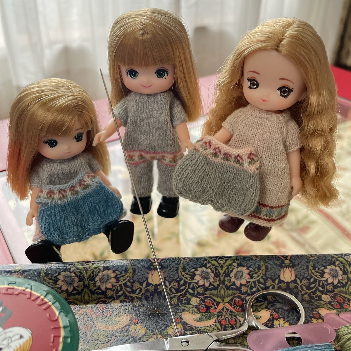 small_knitting's tweet photo. 今日は、雨です。
昨日は27.5℃、今日は26℃と、一昨日との気温差が激しいです😅
窓を開けていたら寒いので、膝掛けかけてます💦
今日は、キッズボディのツナギ服販売ですが、来月は、5cmキューピーちゃんサイズのロンパースを出します。
ミキマキちゃんが、お手伝い(？)をしてくれています☺️ https://t.co/SWD73r1Z70