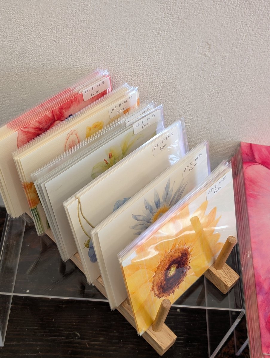 misatulip11's tweet photo. 本日、ボタニカ展初日に作品搬入してきました！

原画は展示のみで夏の花を2枚持ってきました！
グッズのみ少しですが販売してます！

約1ヶ月展示しますので是非ご覧に来てください🌻
私は在廊しませんが💦

他数名の方の作品もあります！！ https://t.co/Vm5a6igs1l