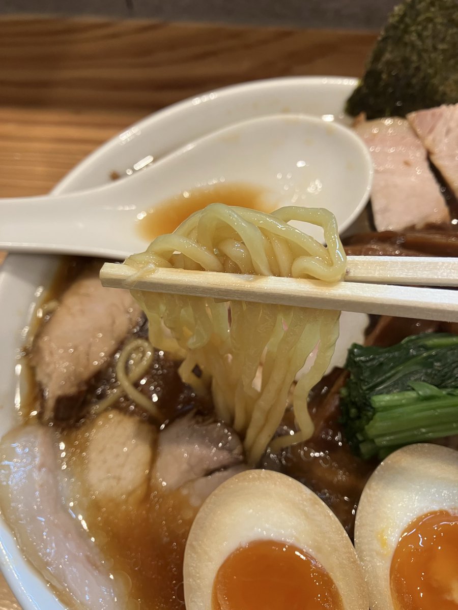 metalmax_ramen's tweet photo. オランダ軒@岩��
しょうゆチャーシュー麺
味玉

美味かった。
今日も安定の美味さ。
切り立てのチャーシューもスープも麺も具も全てがハイクオリティな満足度の高い一杯でした。 https://t.co/JT1ZMxIGAc