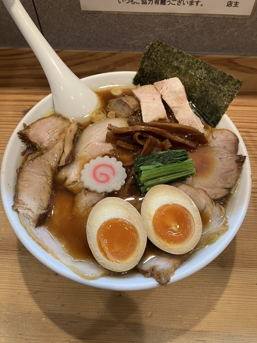 metalmax_ramen's tweet photo. オランダ軒@岩��
しょうゆチャーシュー麺
味玉

美味かった。
今日も安定の美味さ。
切り立てのチャーシューもスープも麺も具も全てがハイクオリティな満足度の高い一杯でした。 https://t.co/JT1ZMxIGAc