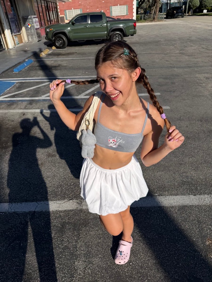softevelynn's tweet photo. @isthisemmiep they say bigger is better, what about the small one? do men still interested? 😳 https://t.co/8DXyaUduAv