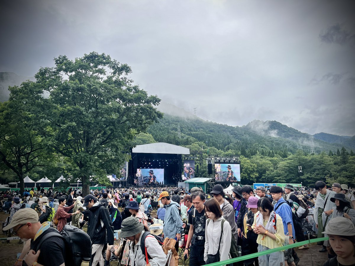ats_w1005's tweet photo. 2009年グリーンステージのWeezerを観たあの日から17年振りのフジロック

リヴァースが見える場所
前から2列目くらいにいたっけ

相変わらず凄い人の数
GRAPEVINE観て、さっそく感極まる、、
今日はとことん冒険してきます https://t.co/kiy7NdFtJn