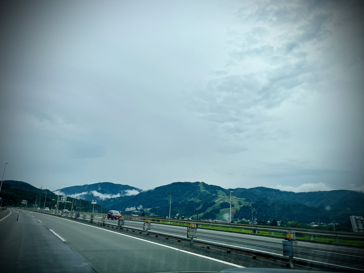 ats_w1005's tweet photo. 2009年グリーンステージのWeezerを観たあの日から17年振りのフジロック

リヴァースが見える場所
前から2列目くらいにいたっけ

相変わらず凄い人の数
GRAPEVINE観て、さっそく感極まる、、
今日はとことん冒険してきます https://t.co/kiy7NdFtJn