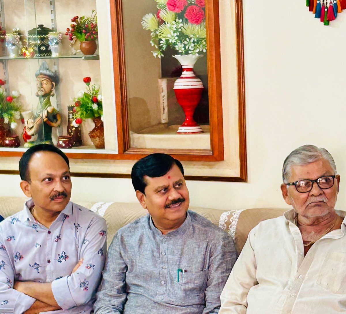 JagdishMakwana_'s tweet photo. "મન કી બાત એટલે પ્રેરણા, ઊર્જા અને રાષ્ટ્ર નિર્માણનો સંકલ્પ"

સુરેન્દ્રનગર મહાનગરમાં વોર્ડ નંબર 10 ના બુથ નંબર 169 ખાતે માનનીય પ્રધાનમંત્રી શ્રી @narendramodi સાહેબના પ્રેરણાત્મક કાર્યક્ર્મ "મન કી બાત" ને સંગઠનના હોદ્દેદારો અને કાર્યકર્તાઓ સાથે નિહાળી, માર્ગદર્શન મેળવ્યું. https://t.co/IOH4KFaTEs