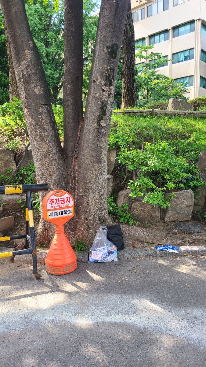 Blueflower_0303's tweet photo. 부채 더 받으실분 여기 손목밴드부스앞 나무로 오세여~ https://t.co/cFyBJsnvCq