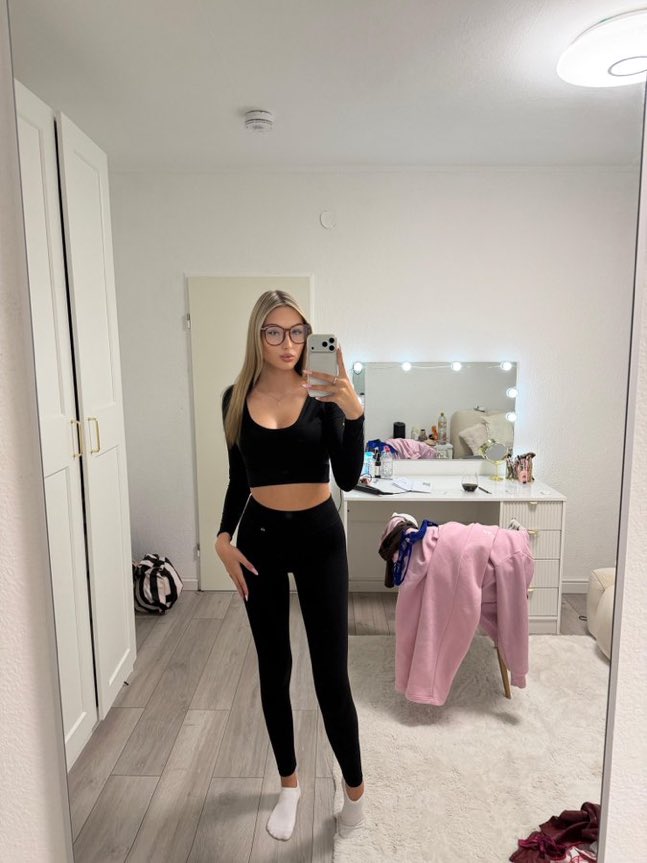 Ladycecile778's tweet photo. Wer räumt Mommys Zimmer auf? 🐷 https://t.co/UFjA5tksuE