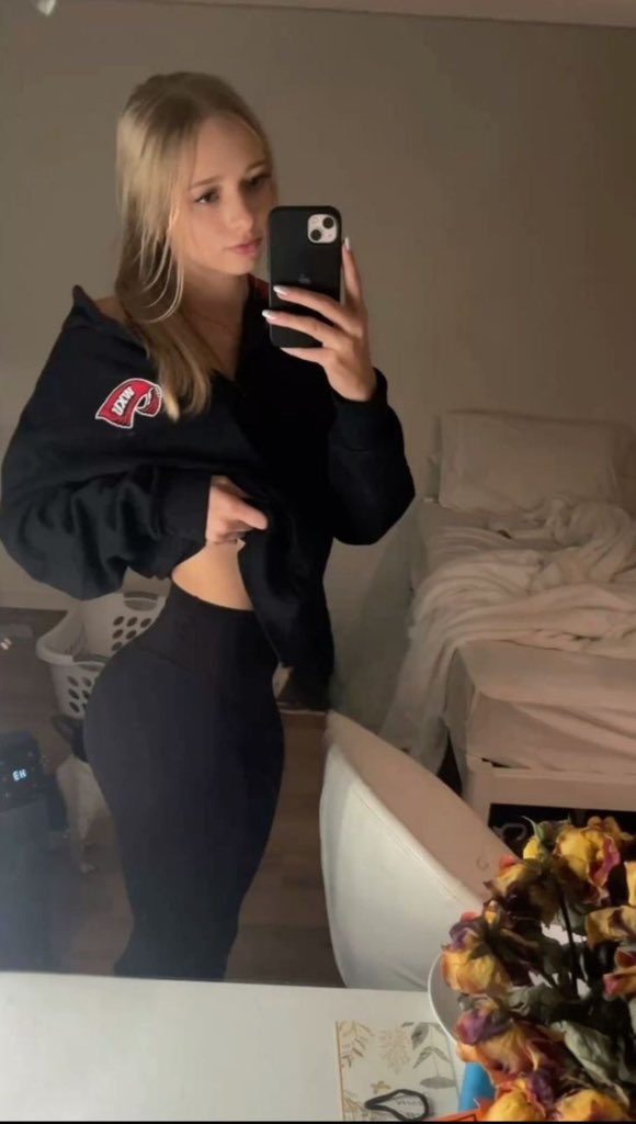 𝒮𝒶ndra🌸 tweet media